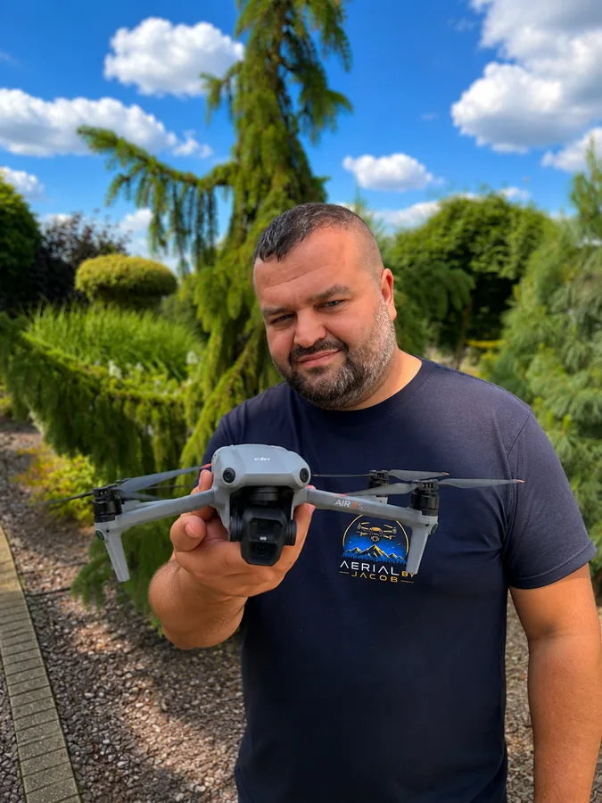 Jakub Węgrzynowski z dronem