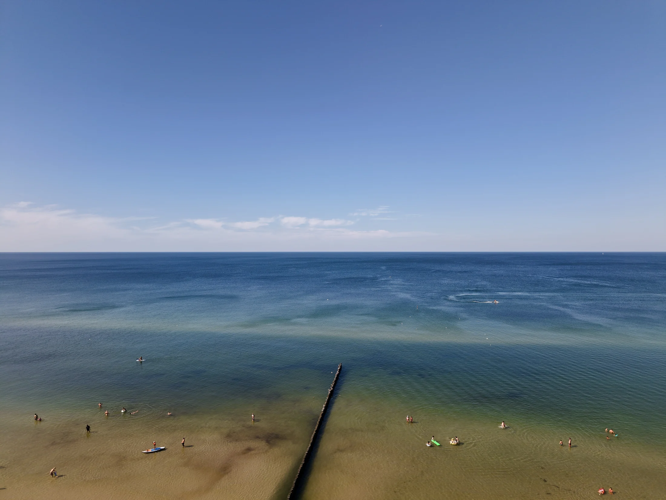 Spokojne morze i plaża widziane z drona w słoneczny dzień.